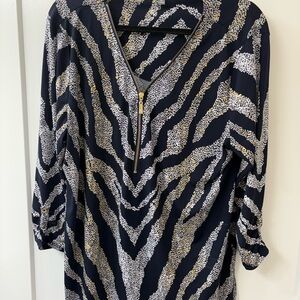 JM COLLECTION NAVY BLUE PRINTED TOP w/ ZIPPER V-NECK DETAIL SZ XL